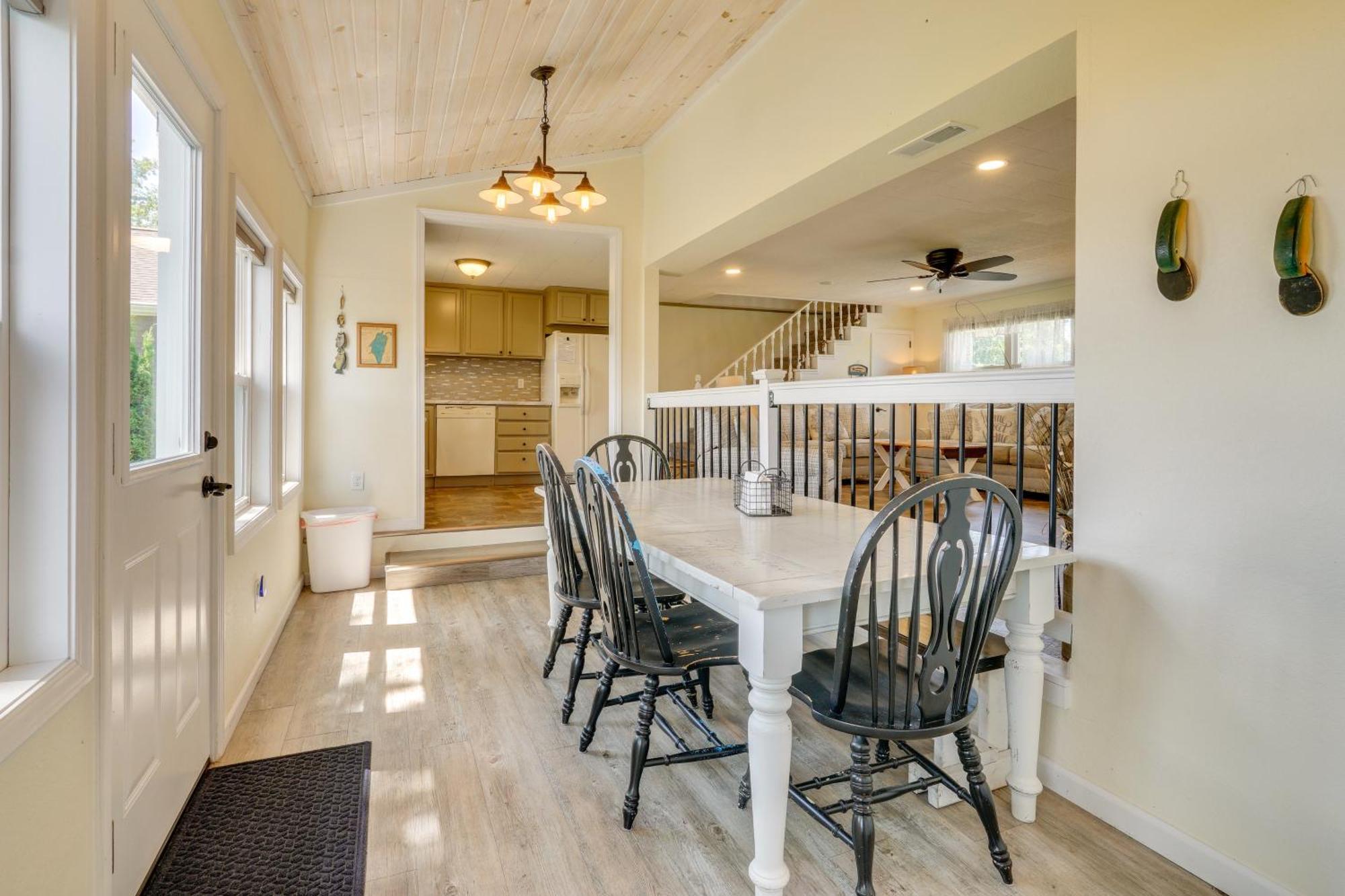 Howe Retreat With Fire Pit And Private Boat Dock! Eksteriør billede