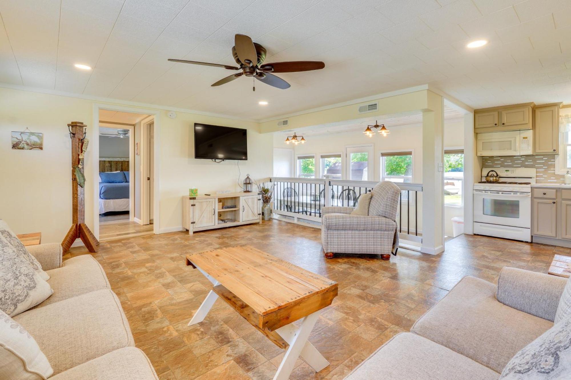 Howe Retreat With Fire Pit And Private Boat Dock! Eksteriør billede