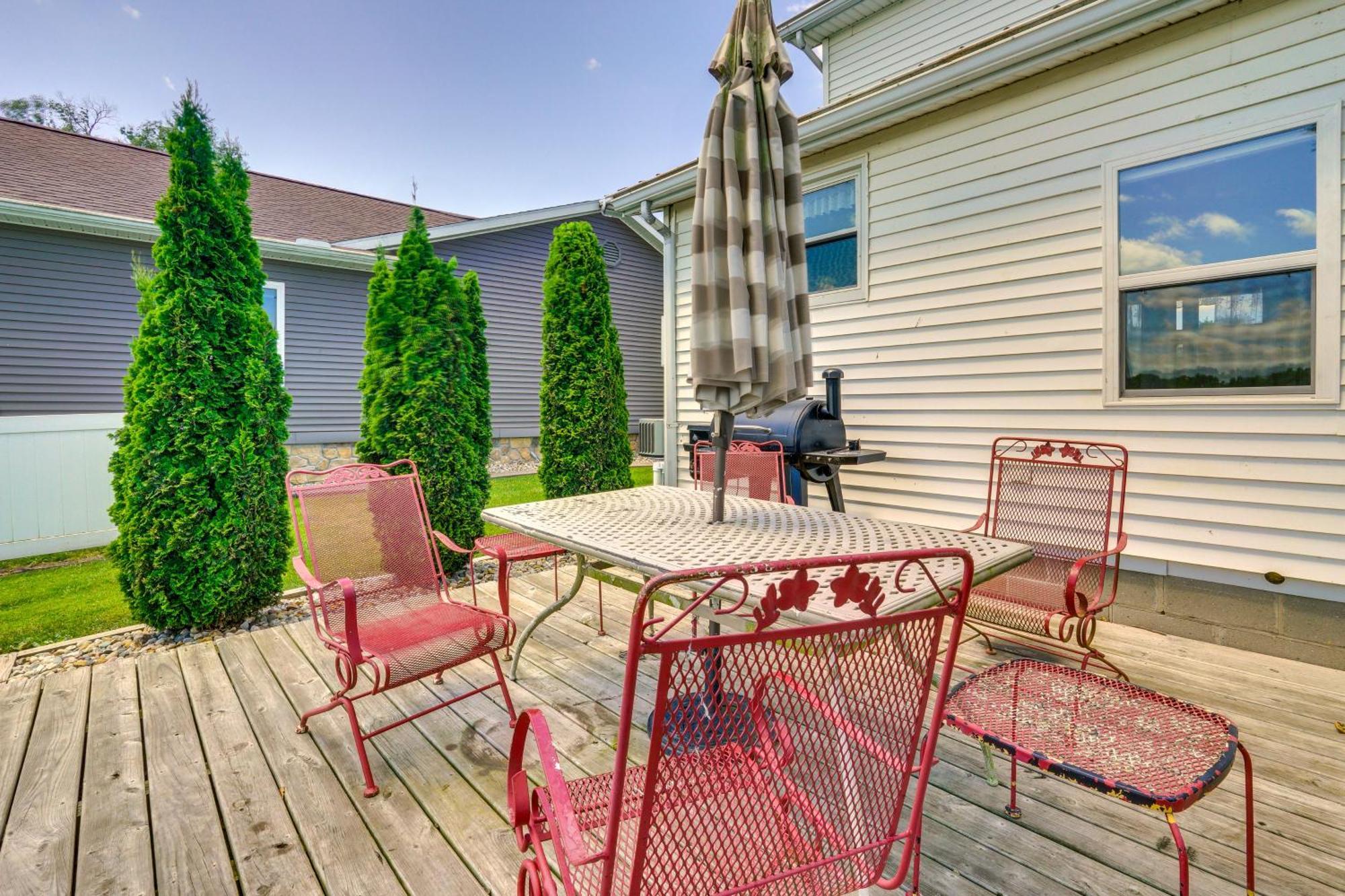 Howe Retreat With Fire Pit And Private Boat Dock! Eksteriør billede